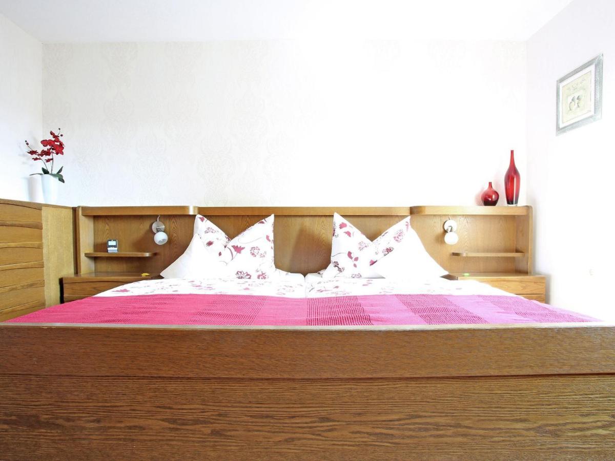 Apartment With Terrace And Pool In The Garden Pracht Bagian luar foto